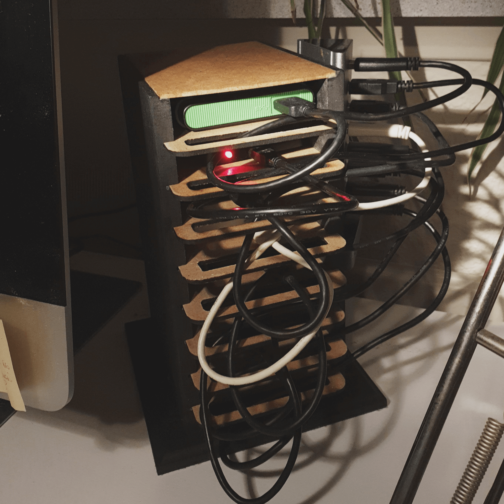 sådan fungerer kabel"holderne" på bagsiden