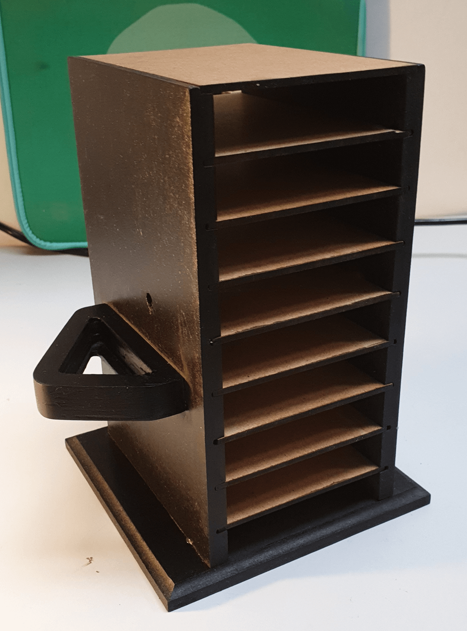 Et interface der holder USB-hub´en er skruet på siden